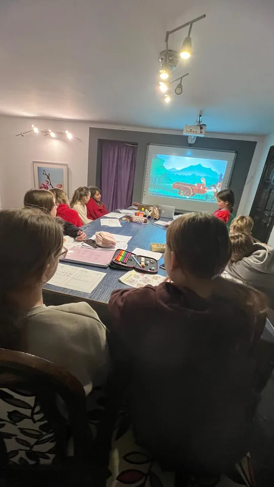 Grupa uczniów klasy 6 pracuje nad angielskim w Love English