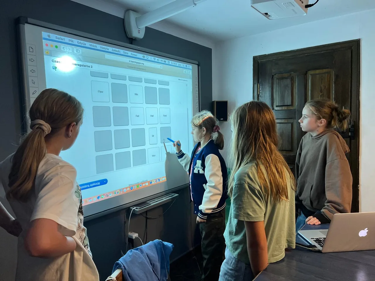 Uczniowie Love English rozwiązują zadanie na tablicy interaktywnej